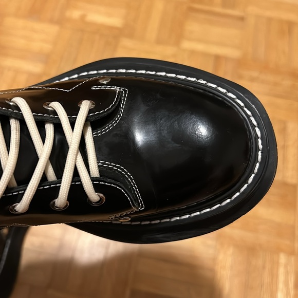 Alexander McQueen - Picture 13 of 16